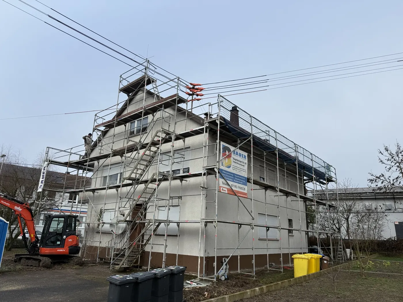 Wohnhaus in Sulzbach während der Fassadendämmung mit Gerüst